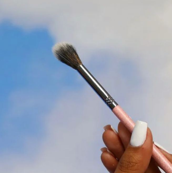 Beca Brush R4 🌷Brocha Puntiaguda Pequeña Para Iluminador